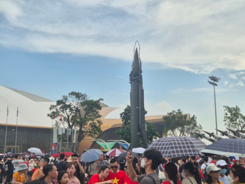 Trước ngày diễu binh, diễu hành, Trung tâm triển lãm Quốc gia ken đặc người đến tham quan