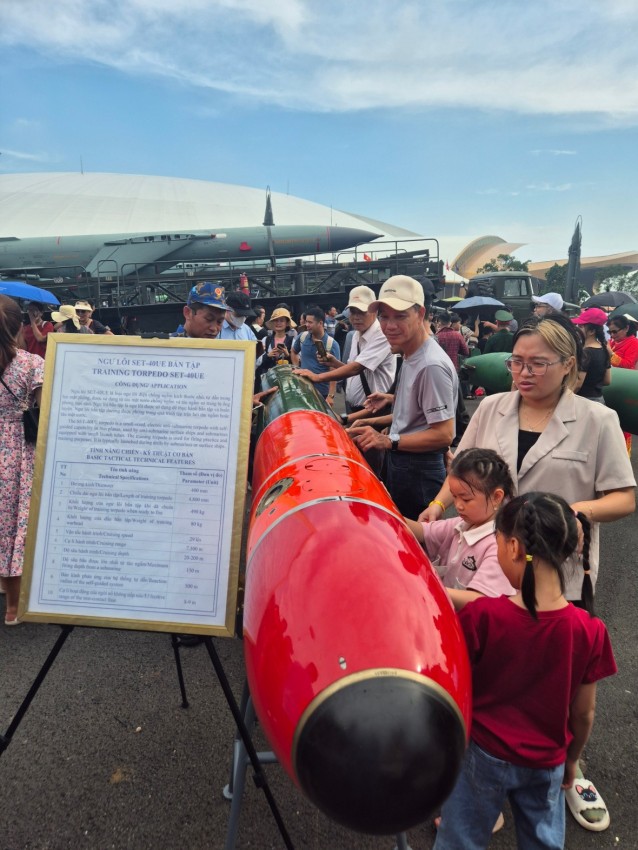 Các hệ thống vũ khí, trang bị kỹ thuật của các đơn vị Quân đội được trưng bày ngoài trời luôn thu hút một lượng lớn du khách đến check-in. 