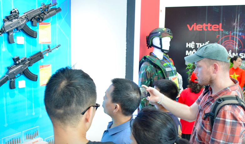 Không riêng gì người dân Việt Nam đến tham quan mà Trung tâm triển lãm Quốc gia còn đón cả du khách là người nước ngoài đến tham quan.