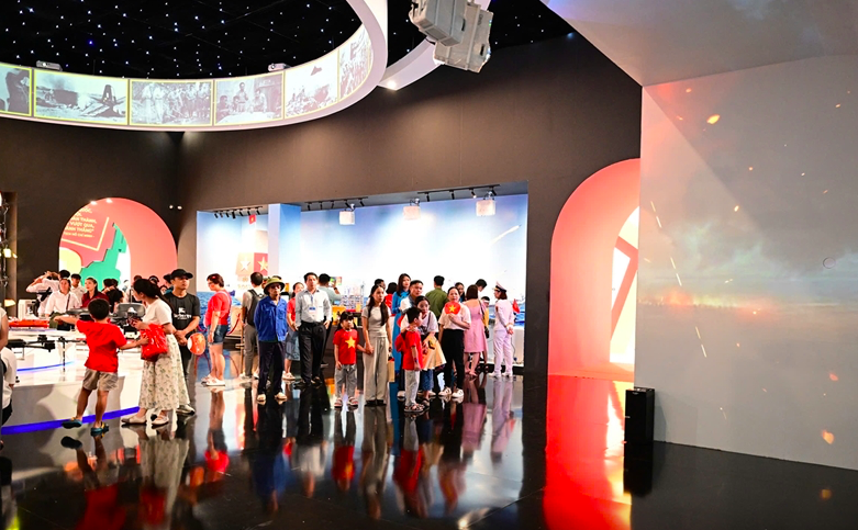 Khách tham quan tìm hiểu lịch sử nước nhà được trình chiếu tại không gian trưng bày của Bộ Quốc phòng.