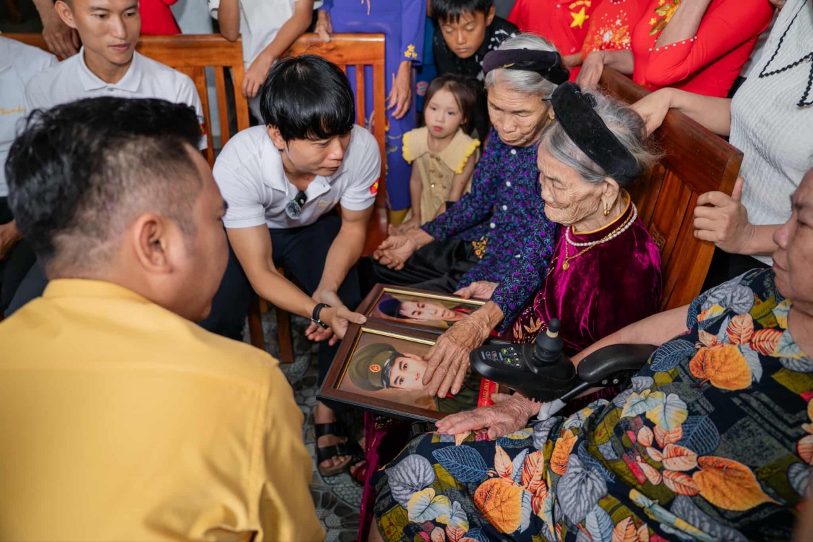 Xúc động giây phút Mẹ Hồ Thị Tứ đón nhận di ảnh 2 con liệt sĩ sau hơn nửa thế kỉ.