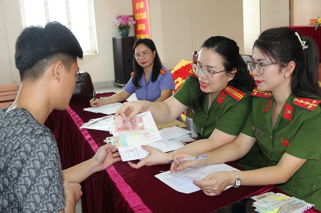 Sau khi nhận Quyết định đặc xá, các phạm nhân được cán bộ Trại Tạm giam cấp căn cước, chứng chỉ nghề và hỗ trợ kinh phí đi đường - Ảnh Công an Nghệ An.