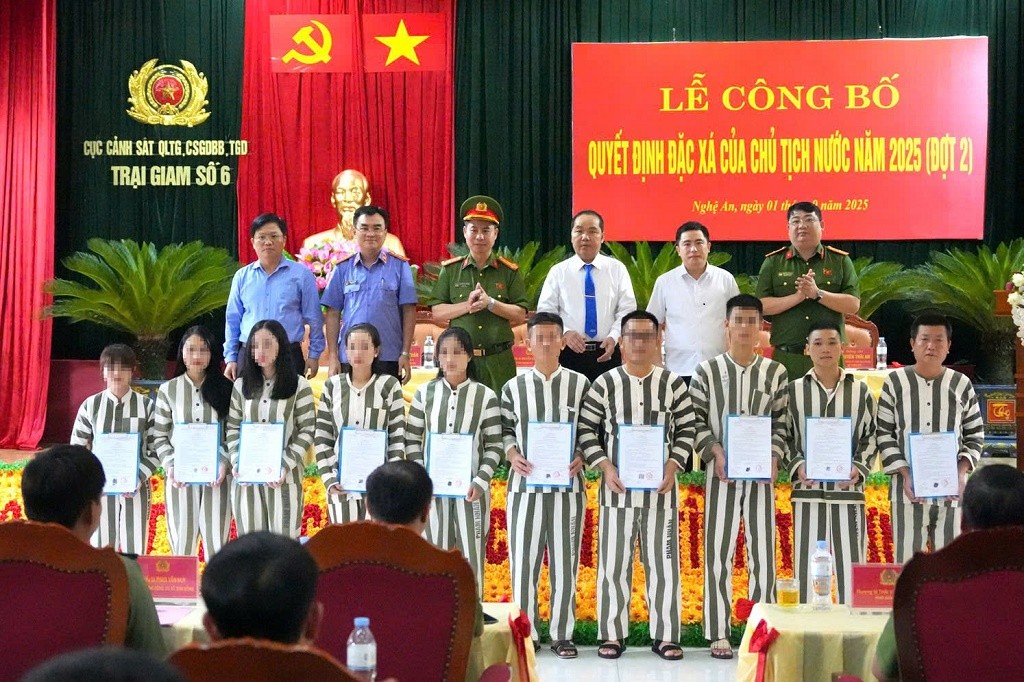 Trao Quyết định đặc xá cho các phạm nhân - Ảnh Công an Nghệ An.