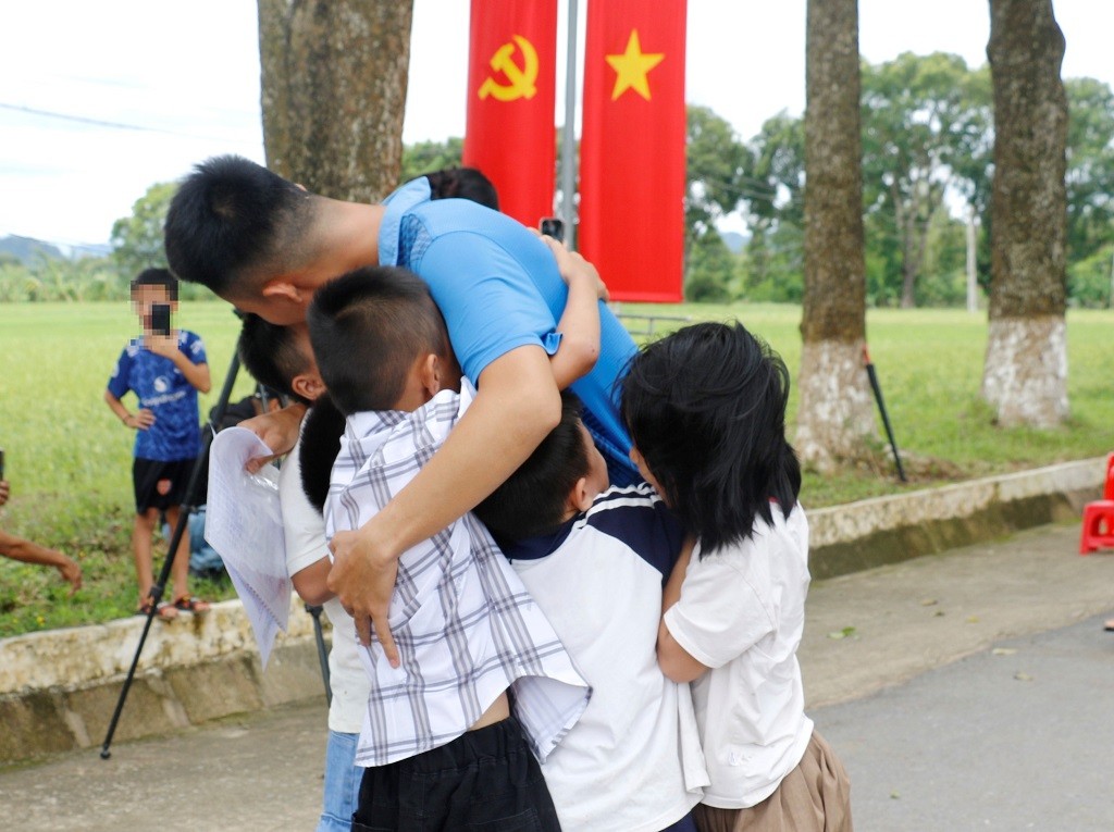 Niềm vui ngày đoàn tụ - Ảnh Công an Nghệ An.