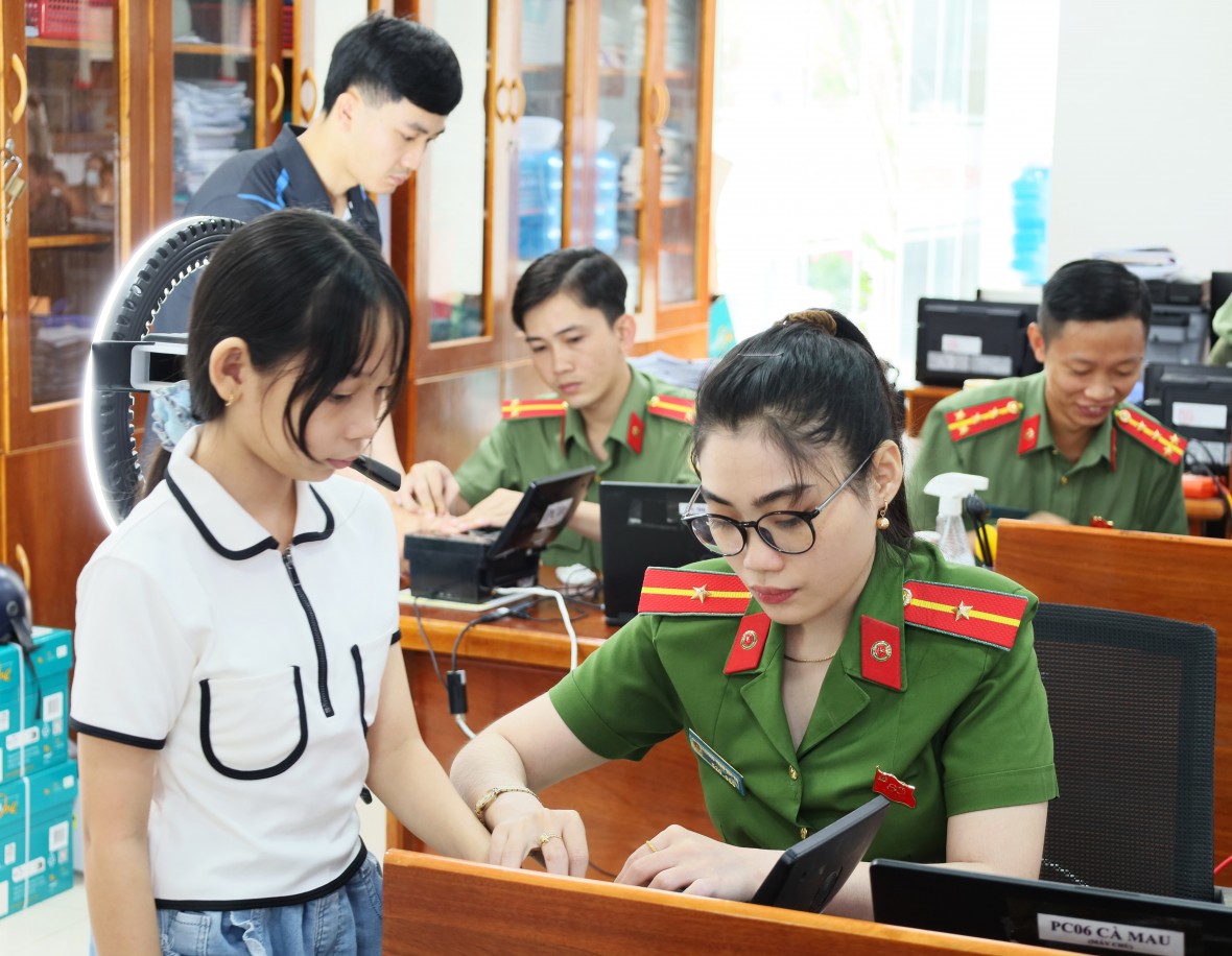 Tuổi trẻ Công an Cà Mau xung kích hỗ trợ vận hành mô hình chính quyền hai cấp Tuổi trẻ Công an Cà Mau xung kích hỗ trợ vận hành mô hình chính quyền hai cấp