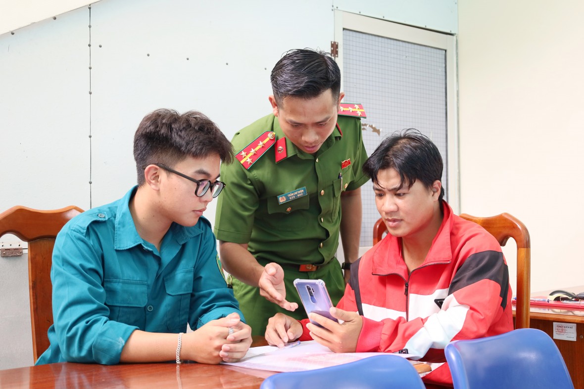 Tuổi trẻ Công an Cà Mau xung kích hỗ trợ vận hành mô hình chính quyền hai cấp Tuổi trẻ Công an Cà Mau xung kích hỗ trợ vận hành mô hình chính quyền hai cấp