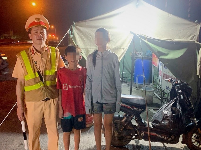 Hai chị em được CSGT phát hiện khi đang dắt xe đi bộ. Hai chị em được CSGT phát hiện khi đang dắt xe đi bộ.