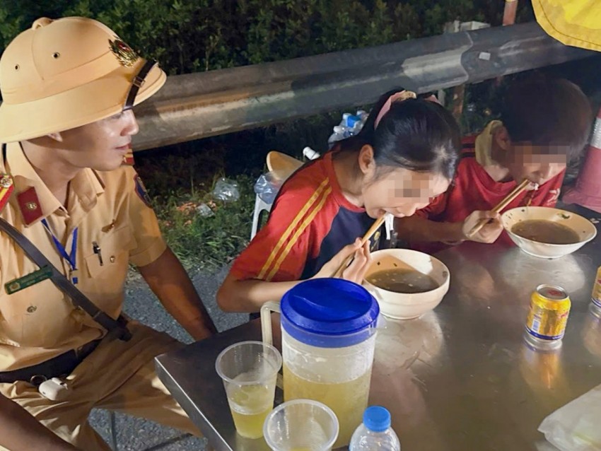 Sau “hành trình dài” hai chị em đói, mệt, được các chú CSGT chăm sóc tại chốt. Sau “hành trình dài” hai chị em đói, mệt, được các chú CSGT chăm sóc tại chốt.