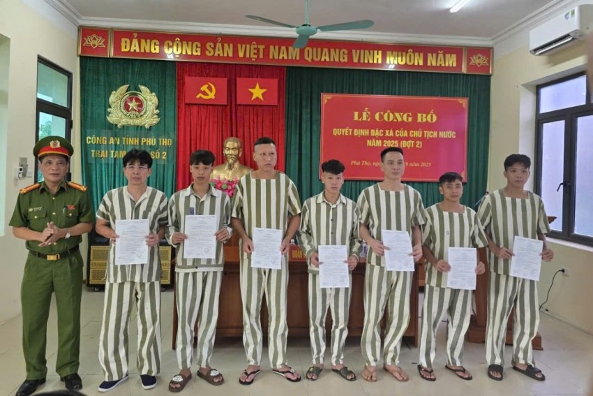 Lãnh đạo Trại tạm giam số 2 , Công an tỉnh trao Quyết định đặc xá.