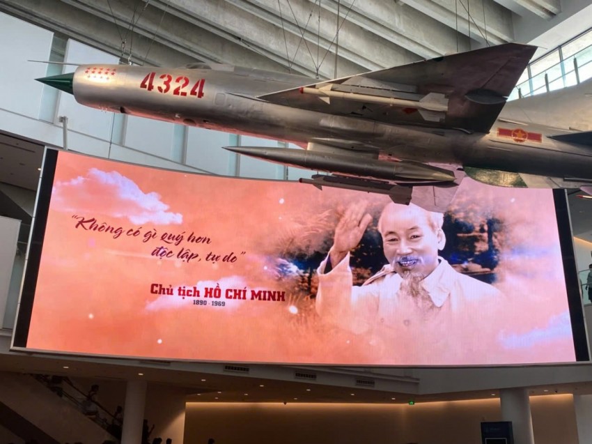 Dòng người nô nức đổ về Bảo tàng lịch sử Quân sự Việt Nam dịp Quốc khánh 2/9