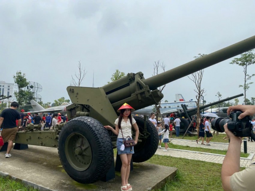 Dòng người nô nức đổ về Bảo tàng lịch sử Quân sự Việt Nam dịp Quốc khánh 2/9