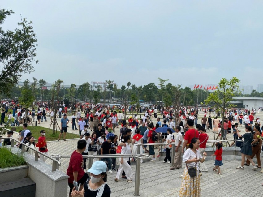 Người dân khắp các tỉnh đổ về Bảo tàng lịch sử quân sự Việt Nam.