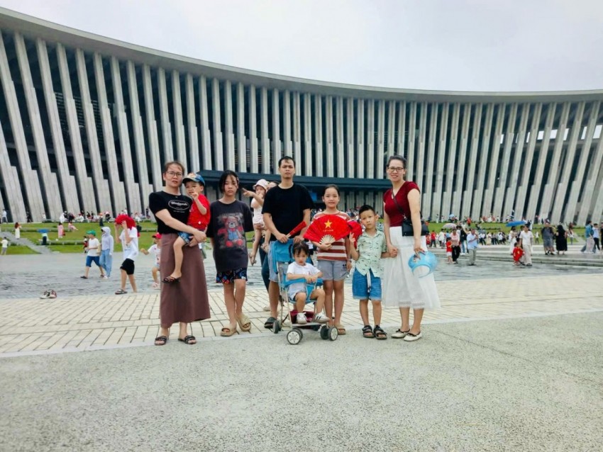 Anh Phạm Việt Hưng cùng gai đình từ Phú Thọ về Hà Nội để tham quan Bảo tàng.