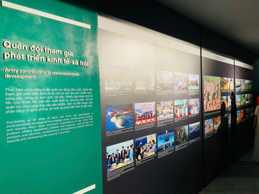 Dòng người nô nức đổ về Bảo tàng lịch sử Quân sự Việt Nam dịp Quốc khánh 2/9