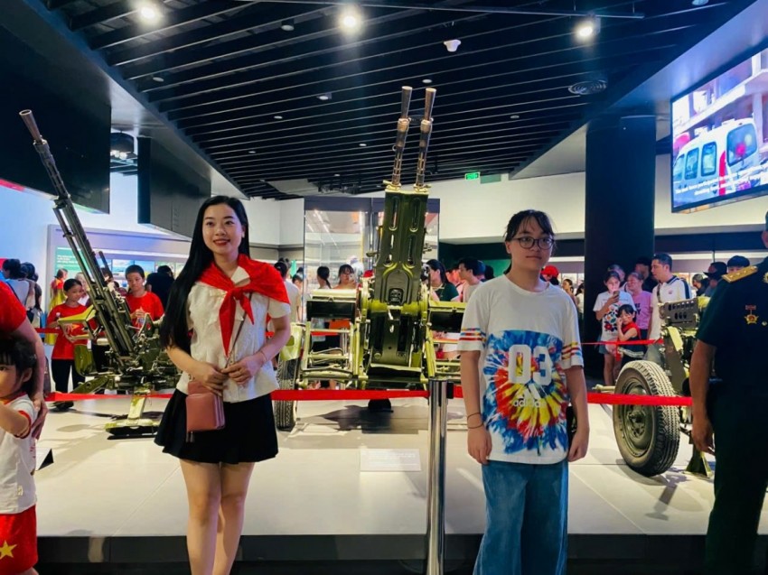 Dòng người nô nức đổ về Bảo tàng lịch sử Quân sự Việt Nam dịp Quốc khánh 2/9