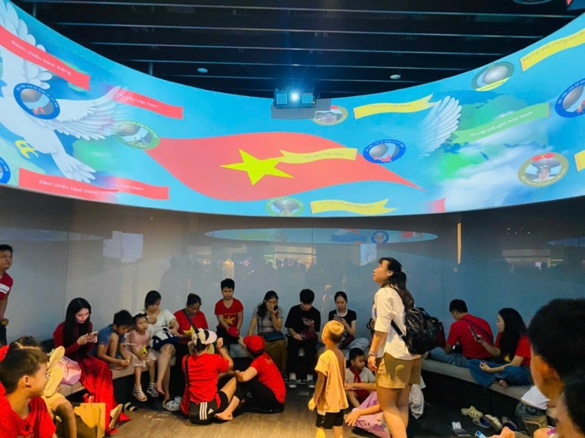 Dòng người nô nức đổ về Bảo tàng lịch sử Quân sự Việt Nam dịp Quốc khánh 2/9