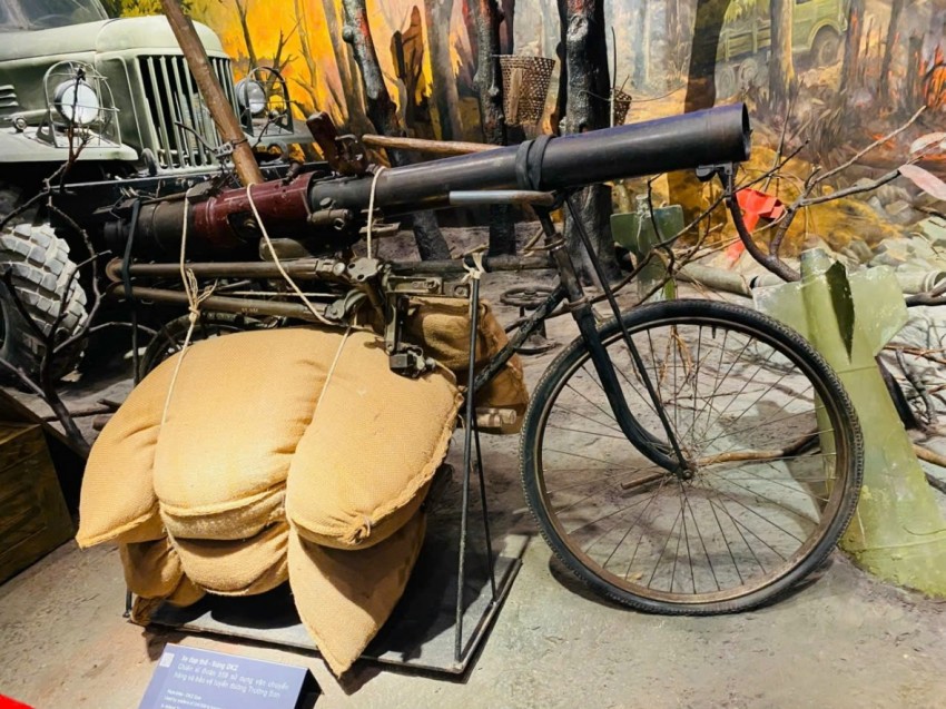 Dòng người nô nức đổ về Bảo tàng lịch sử Quân sự Việt Nam dịp Quốc khánh 2/9