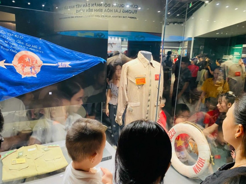 Dòng người nô nức đổ về Bảo tàng lịch sử Quân sự Việt Nam dịp Quốc khánh 2/9