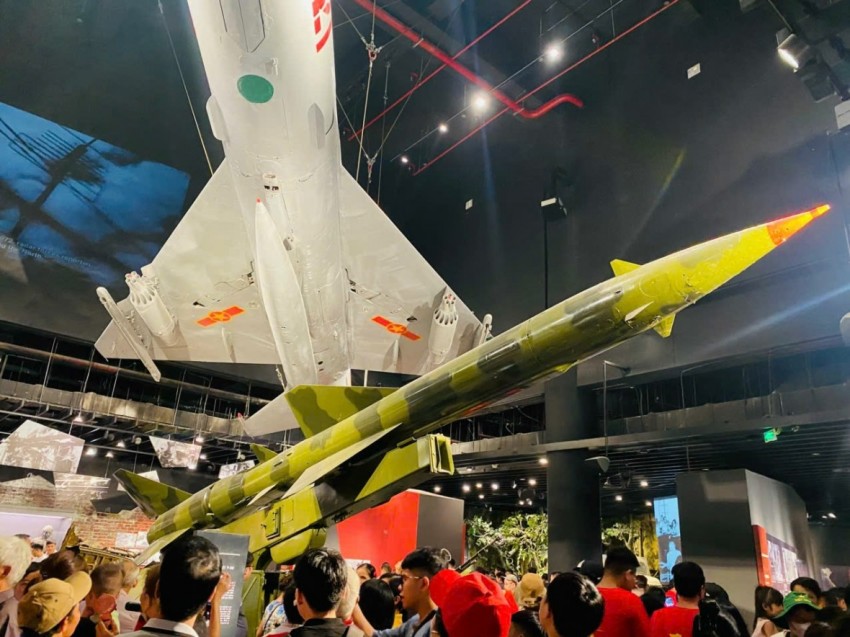 Dòng người nô nức đổ về Bảo tàng lịch sử Quân sự Việt Nam dịp Quốc khánh 2/9