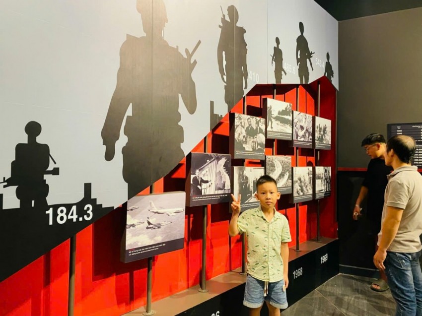 Dòng người nô nức đổ về Bảo tàng lịch sử Quân sự Việt Nam dịp Quốc khánh 2/9