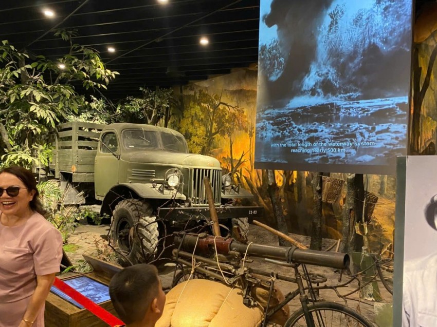 Dòng người nô nức đổ về Bảo tàng lịch sử Quân sự Việt Nam dịp Quốc khánh 2/9