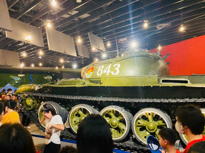 Dòng người nô nức đổ về Bảo tàng lịch sử Quân sự Việt Nam dịp Quốc khánh 2/9