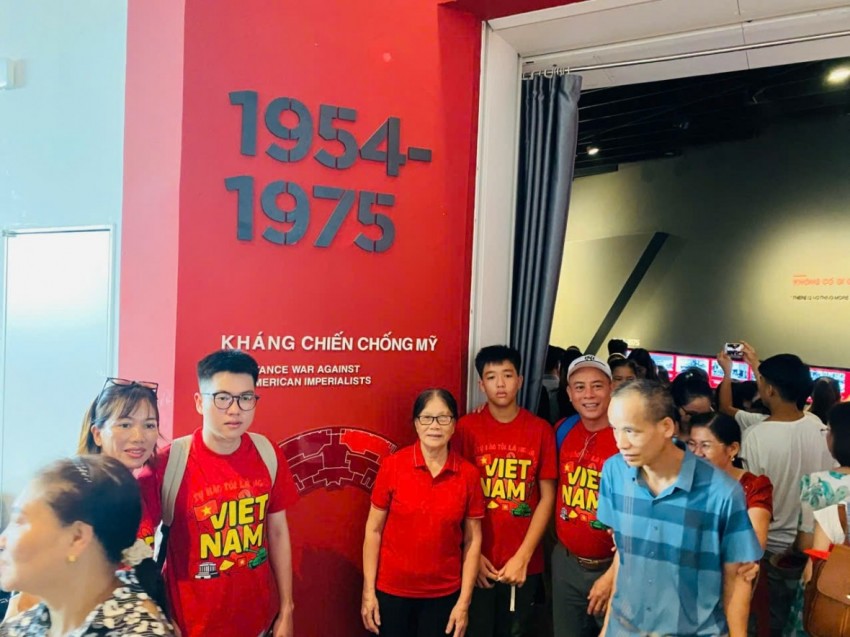 Dòng người nô nức đổ về Bảo tàng lịch sử Quân sự Việt Nam dịp Quốc khánh 2/9