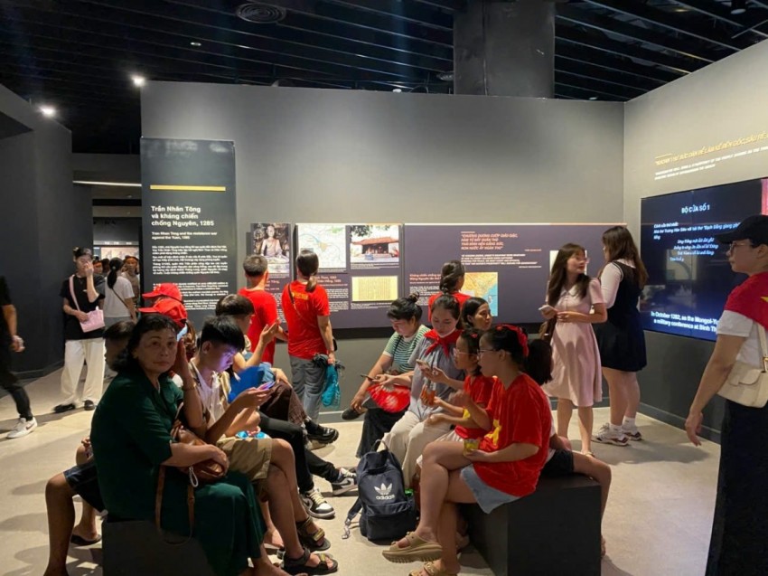 Dòng người nô nức đổ về Bảo tàng lịch sử Quân sự Việt Nam dịp Quốc khánh 2/9