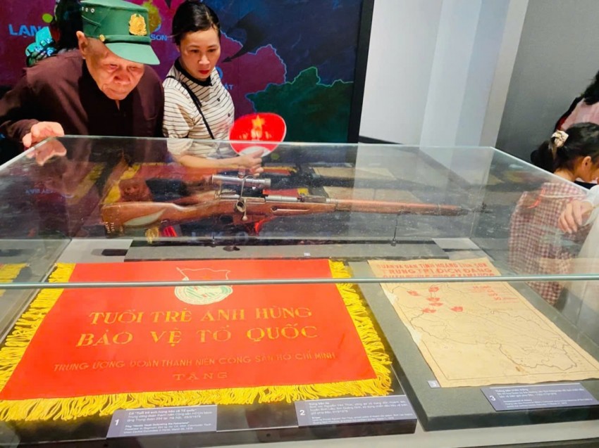 Dòng người nô nức đổ về Bảo tàng lịch sử Quân sự Việt Nam dịp Quốc khánh 2/9
