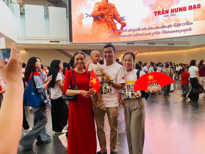 Đến với Bảo tàng, người dân cùng khoác lên mình những chiếc áo cờ đỏ sao vàng rực rỡ để hòa mình cùng không khí của ngày Quốc khánh 2/9 của dân tộc.