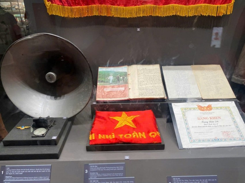 Dòng người nô nức đổ về Bảo tàng lịch sử Quân sự Việt Nam dịp Quốc khánh 2/9