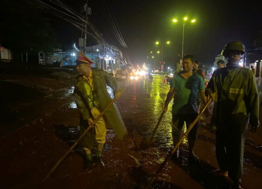 Khắc phục sự cố sạt lở trên tuyến quốc lộ 13 qua Đồng Nai Khắc phục sự cố sạt lở trên tuyến quốc lộ 13 qua Đồng Nai