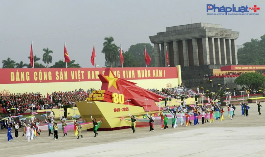 Biển người dâng trào cảm xúc tự hào trước sự kiện lịch sử trong ngày Quốc Khánh