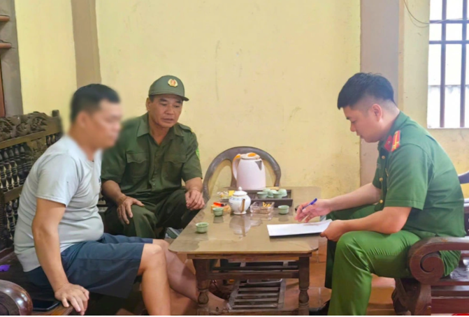 Công an xã kịp thời ngăn chặn vụ lừa đảo qua không gian mạng (Ảnh: Công an cung cấp).