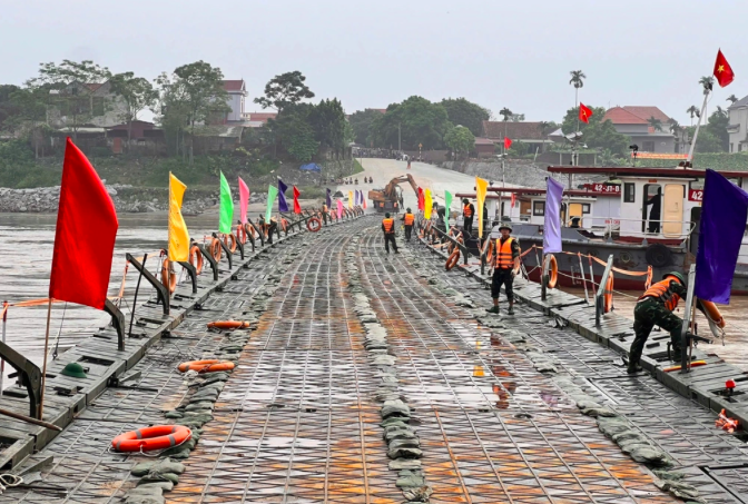 Lữ đoàn 249 lắp đặt, vận hành cầu phao Phong Châu sáng 2/9.