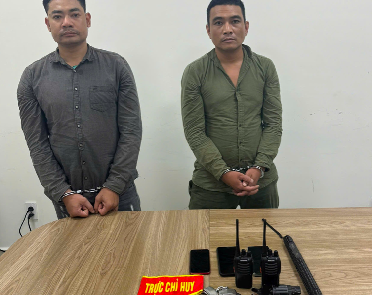 Các đối tượng Nguyễn Thành Như, Hoàng Đức Vượng vừ tang vật thu giữ. Ảnh Công an TP Hải Phòng.