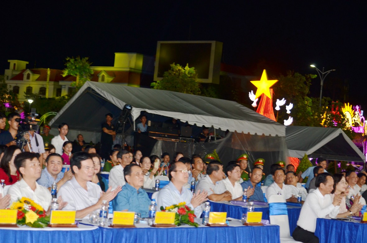 Cà Mau: Rực rỡ chương trình nghệ thuật và pháo hoa mừng 80 năm Quốc khánh