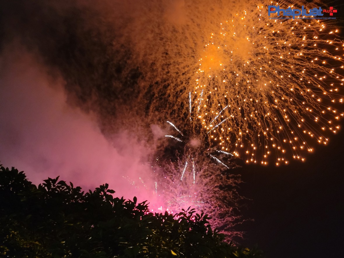 Pháo hoa bung nở rực rỡ trên bầu trời Văn Quán, mở màn cho đêm hội ánh sáng chào mừng Quốc khánh 2/9. Pháo hoa bung nở rực rỡ trên bầu trời Văn Quán, mở màn cho đêm hội ánh sáng chào mừng Quốc khánh 2/9.