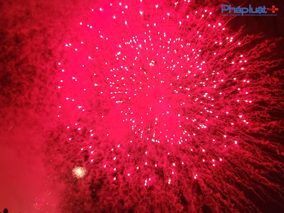 Những chùm pháo hoa tầm cao tỏa sáng, phản chiếu xuống mặt hồ, khiến không gian như bừng tỉnh trong sắc màu. Những chùm pháo hoa tầm cao tỏa sáng, phản chiếu xuống mặt hồ, khiến không gian như bừng tỉnh trong sắc màu.