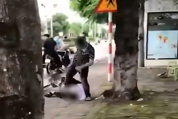 Sẽ xử lý nghiêm vụ hành xử bạo lực tại phường Vàng Danh (Quảng Ninh) Sẽ xử lý nghiêm vụ hành xử bạo lực tại phường Vàng Danh (Quảng Ninh)