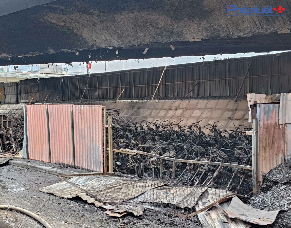 Cận cảnh những điểm trông giữ xe núp dưới chân cầu vượt tiềm ẩn nguy cơ bất an giữa lòng Hà nội