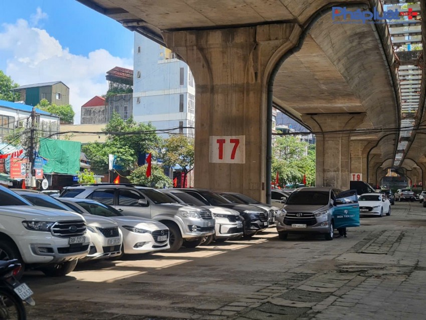 Cận cảnh những điểm trông giữ xe núp dưới chân cầu vượt tiềm ẩn nguy cơ bất an giữa lòng Hà nội