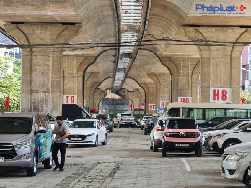 Cận cảnh những điểm trông giữ xe núp dưới chân cầu vượt tiềm ẩn nguy cơ bất an giữa lòng Hà nội