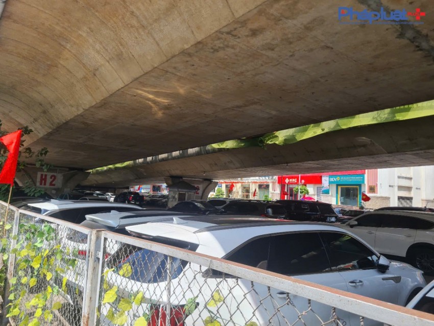 Cận cảnh những điểm trông giữ xe núp dưới chân cầu vượt tiềm ẩn nguy cơ bất an giữa lòng Hà nội