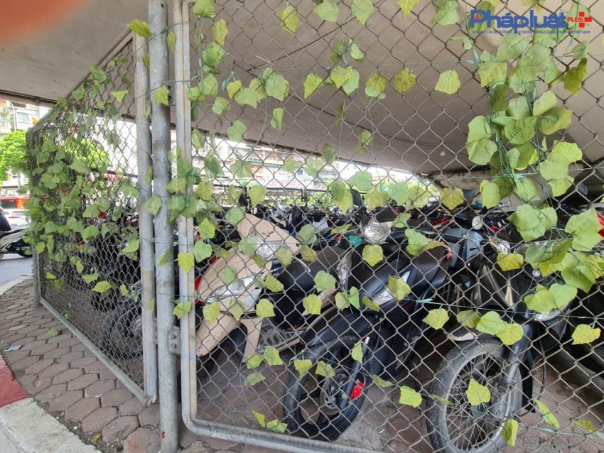 Cận cảnh những điểm trông giữ xe núp dưới chân cầu vượt tiềm ẩn nguy cơ bất an giữa lòng Hà nội