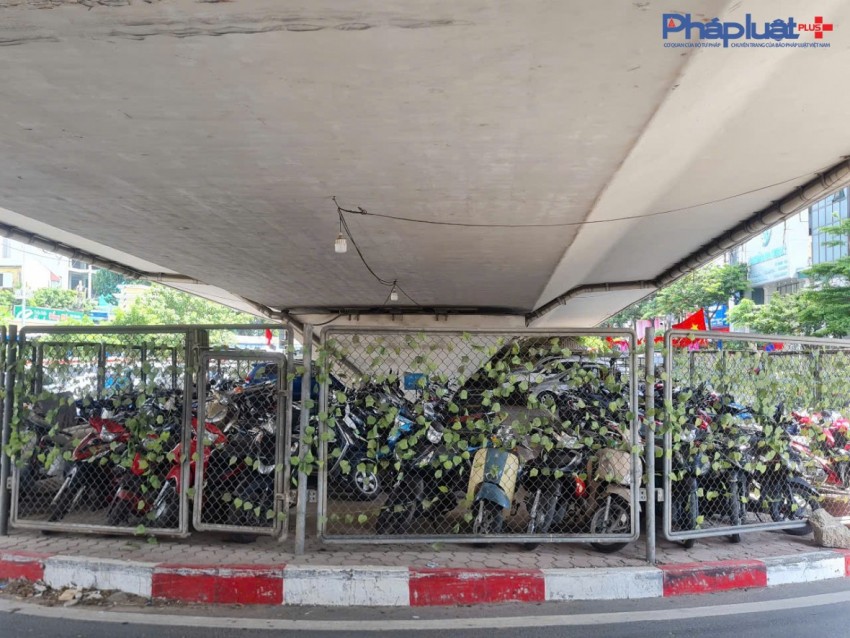 Cận cảnh những điểm trông giữ xe núp dưới chân cầu vượt tiềm ẩn nguy cơ bất an giữa lòng Hà nội