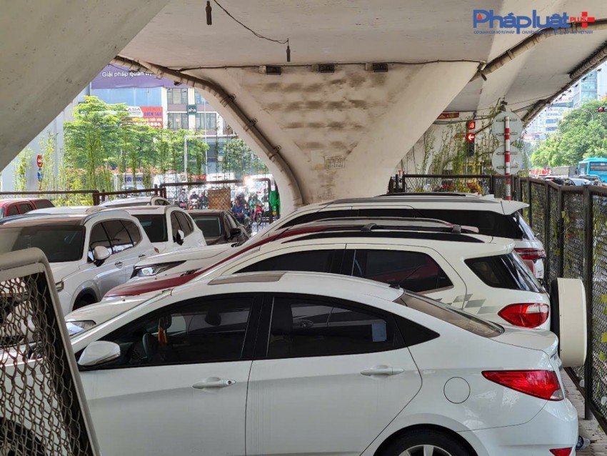 Cận cảnh những điểm trông giữ xe núp dưới chân cầu vượt tiềm ẩn nguy cơ bất an giữa lòng Hà nội