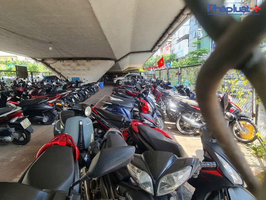 Cận cảnh những điểm trông giữ xe núp dưới chân cầu vượt tiềm ẩn nguy cơ bất an giữa lòng Hà nội