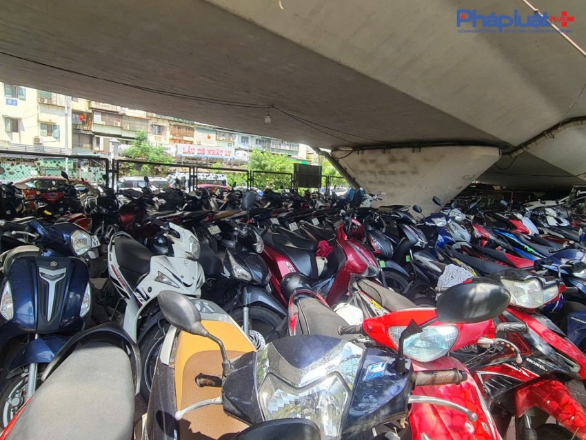 Cận cảnh những điểm trông giữ xe núp dưới chân cầu vượt tiềm ẩn nguy cơ bất an giữa lòng Hà nội