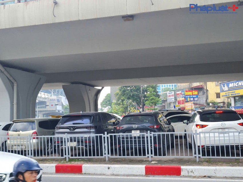 Cận cảnh những điểm trông giữ xe núp dưới chân cầu vượt tiềm ẩn nguy cơ bất an giữa lòng Hà nội
